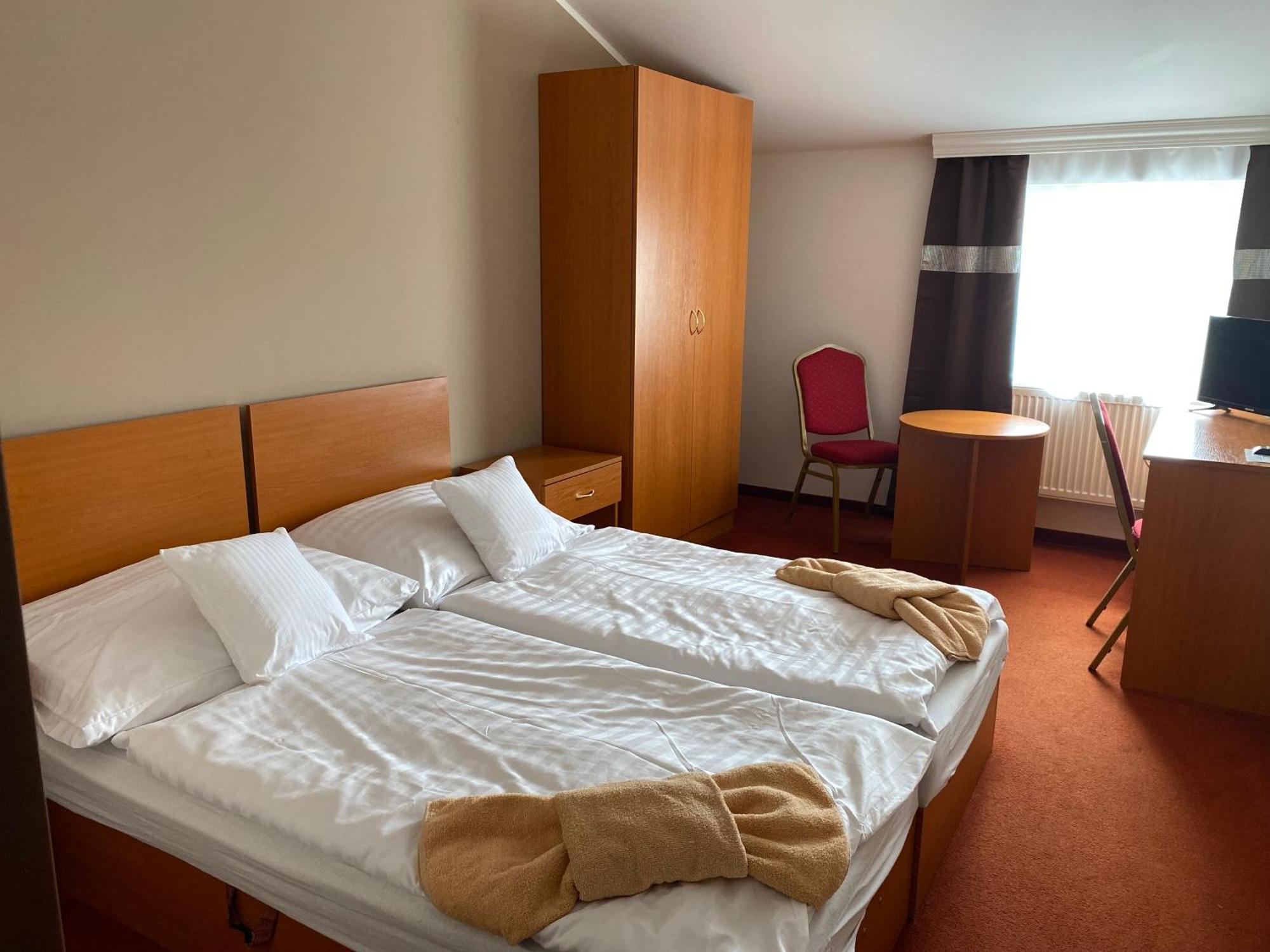 Hotel Cerny Orel Zatec Exteriör bild